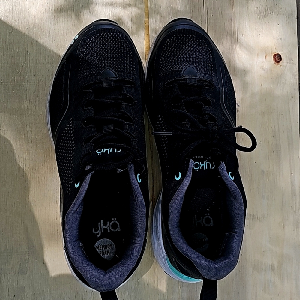 Tennis shoes